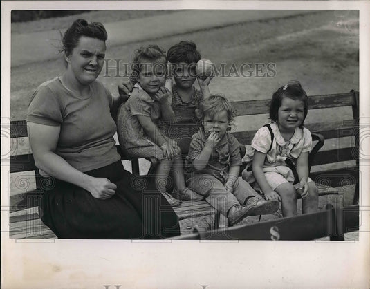 1947 Press Photo Cleveland Woman & Kids Living in Park After Eviction From Home - Historic Images