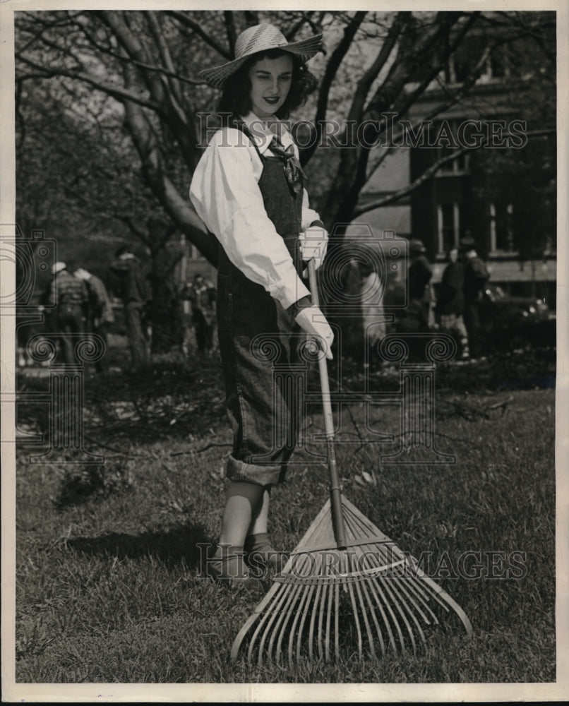 1945 Press Photo of Lovely University of Cincinnati Student on Clean-Up Day - Historic Images