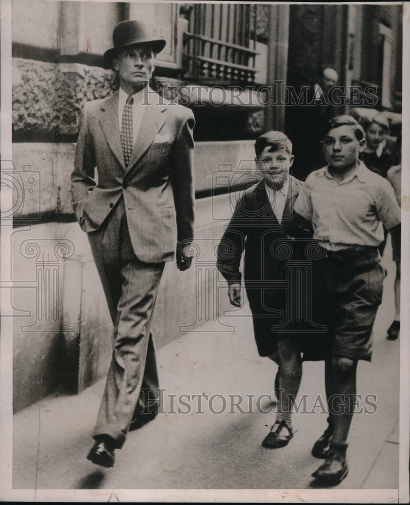 1938 Press Photo Count Haugwitz-Reventlow Leaves Paris Hotel - Historic Images