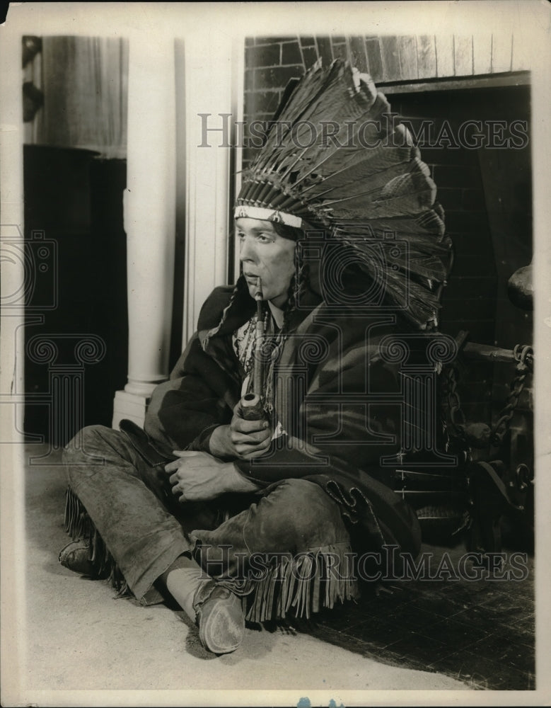 1930 Press Photo W Storey Poses As Sitting Bull In Harvard&#39;s Hasty Pudding Shop - Historic Images