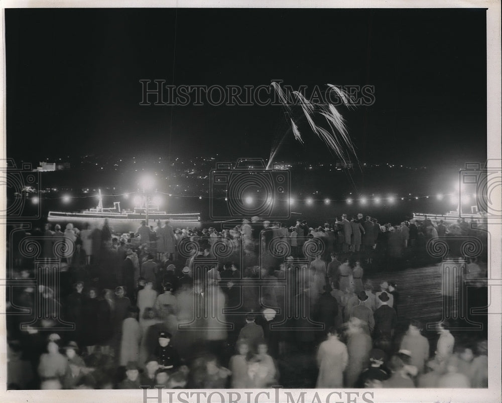 1939 Press Photo St. Lawrence Fireworks Display for King George &amp; Queen Quebec - Historic Images