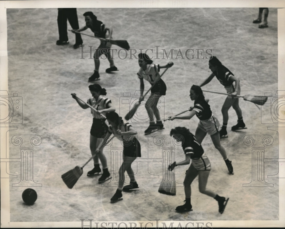1940 Press Photo Ladies From Hellzapoppin Play Hocket with a Basketball - Historic Images