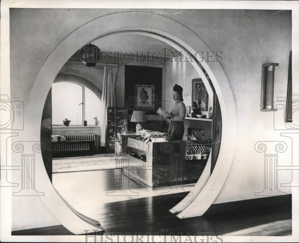 1949 Press Photo Sculptress Dora Grodine in Her Designer Home with Sculptures - Historic Images