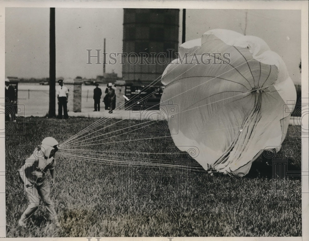 1935 Press Photo Experienced 5 Yr. Old Flyer Joyce Hartung Messin with Parachute - Historic Images