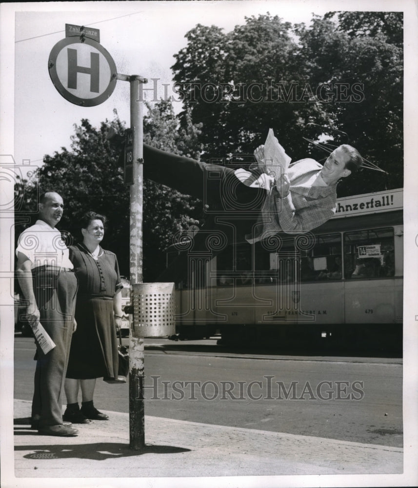 1952 Press Photo Acrobat Eddy Merky Entertains at Frankfurt Bus Stop - Historic Images