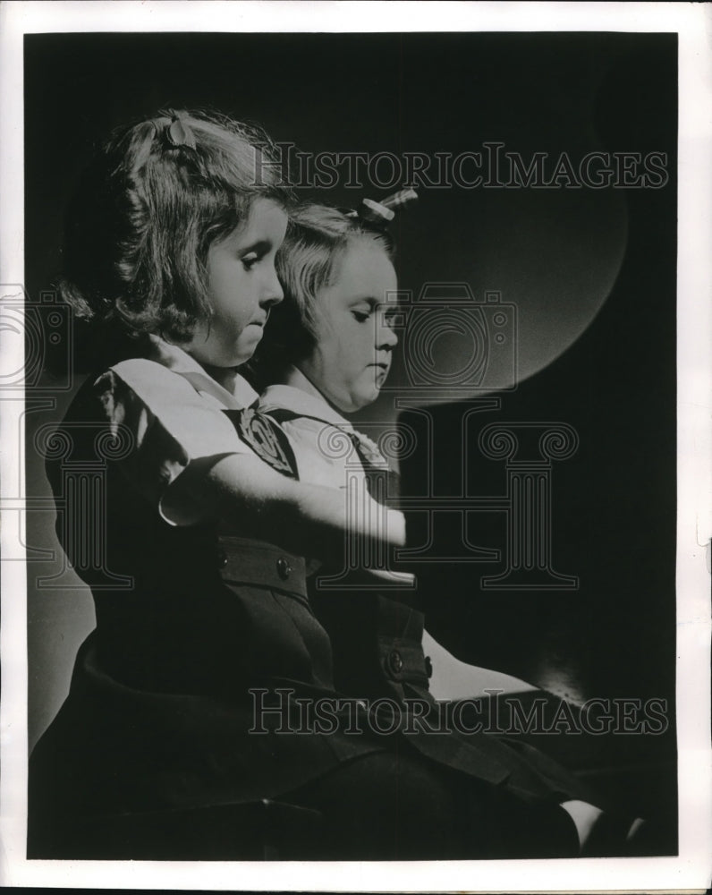 1956 Press Photo Natl. Photography Contest Winner &quot;Contest Time&quot; by Madison Sale - Historic Images