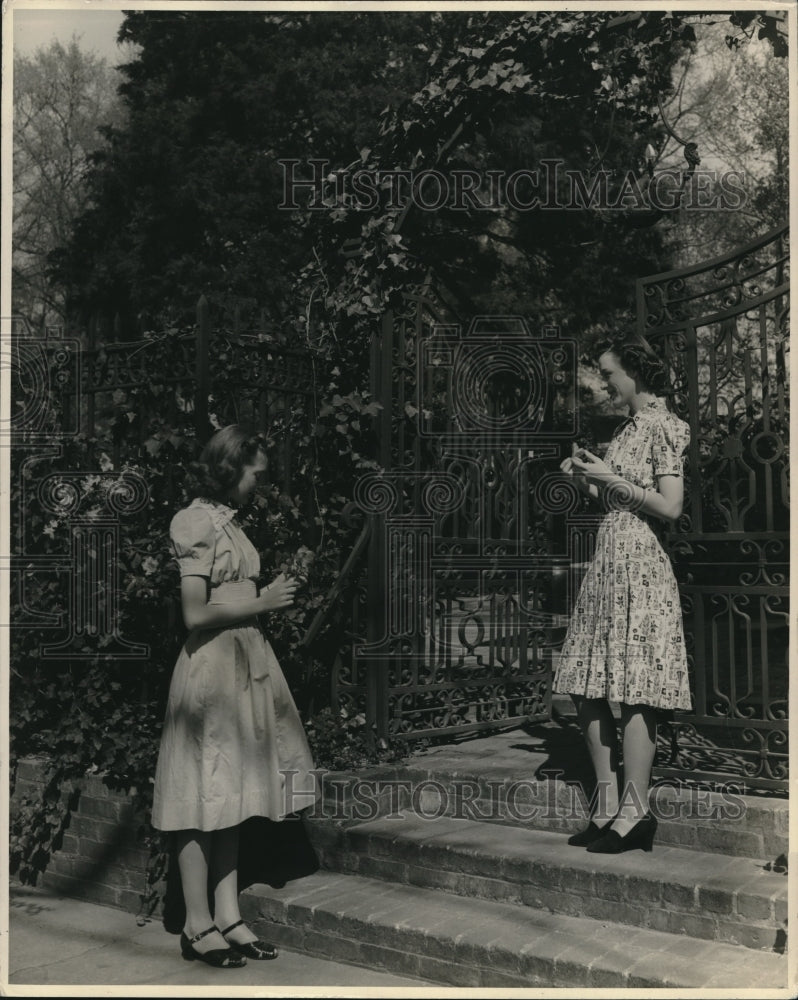 1939 Press Photo Two Lovely Ladies Accent a Garden in Laurel, Massachusetts - Historic Images