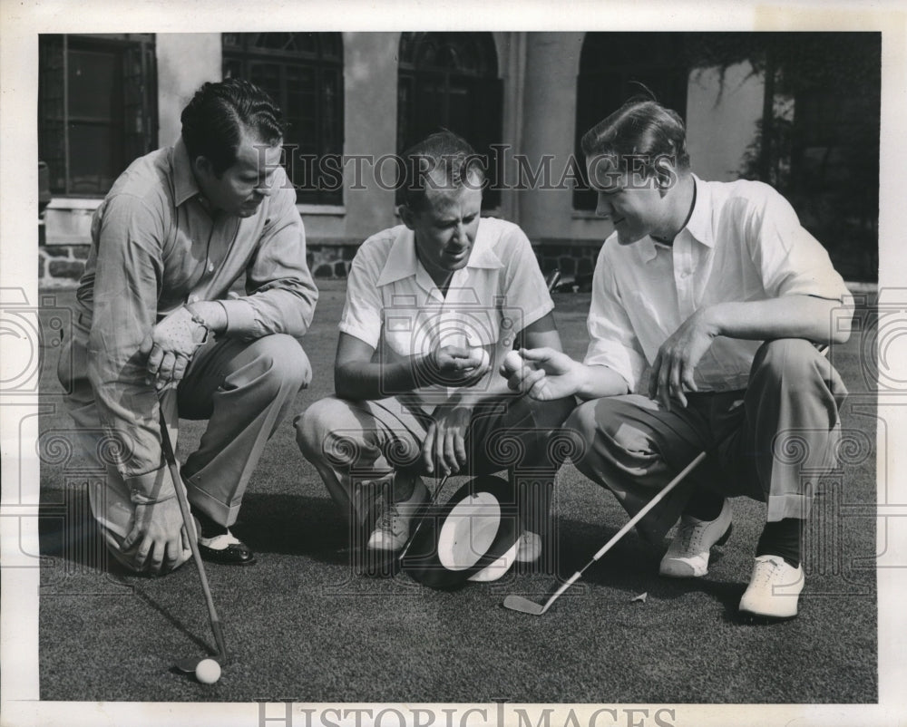 1939 Press Photo Byron Nelson and Paul Runyon Discuss Pomonok Club Course at LI - Historic Images