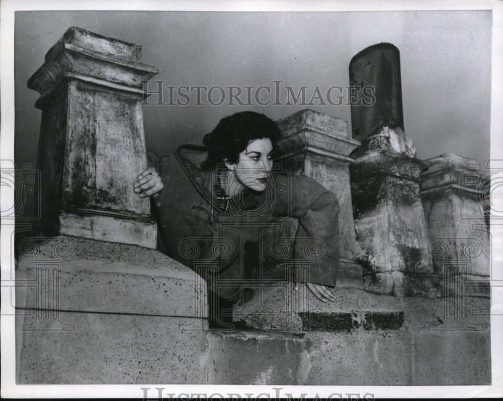 1957 Press Photo Actress Gloria De Wynter Shows Sleuthing Technique in London - Historic Images