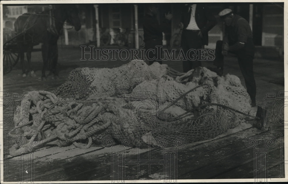 1921 Press Photo Net Used to Salvage Pieces of The Sunken Isis Vessel - Historic Images