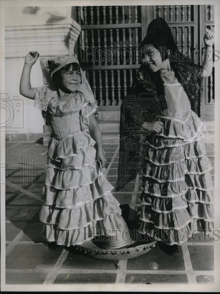 1934 Press Photo Young Senoritas of Santa Barbara Doing an Andalusian Dance - Historic Images