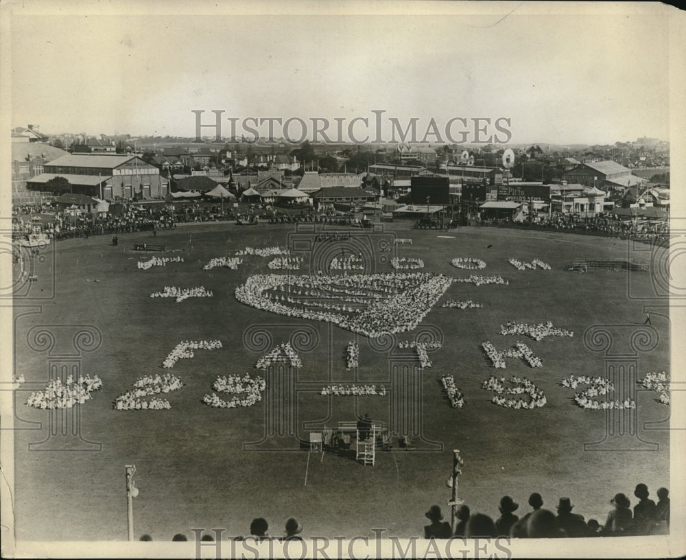 1929 Press Photo Kids Form St. Patrick's Day Message at Sydney Showground - Historic Images