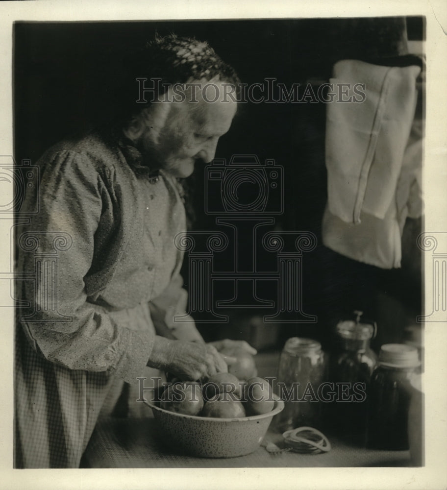 1922 Press Photo Rachel Edwards Celebrates Her 98th Birthday with a Cake - Historic Images