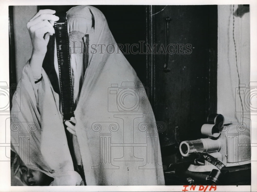 1953 Press Photo Bombay Woman Follows Tradition of Ancestors in Purdah - Historic Images