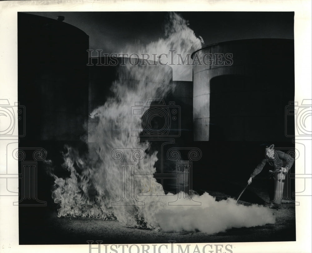 1941 Press Photo Walter Kidde and Co. Engineer Demo's New Fire Extinguisher - Historic Images