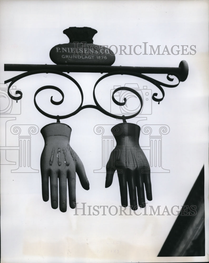 1960 Press Photo Copenhagen Glove Store Trademark sign on The Street - Historic Images