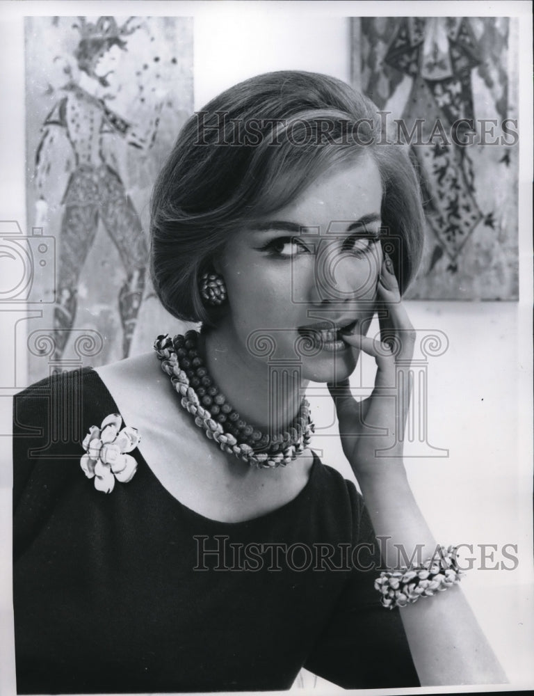 1960 Press Photo Seductive Lady Modeling Jade and Costume Necklace - Historic Images