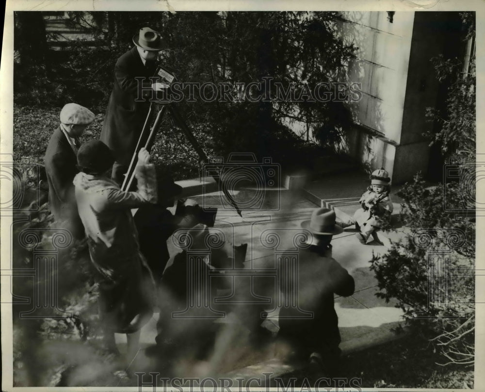 1927 Press Photo Alice Roosevelt Photographs Her Daughter Paulina in Washington - Historic Images