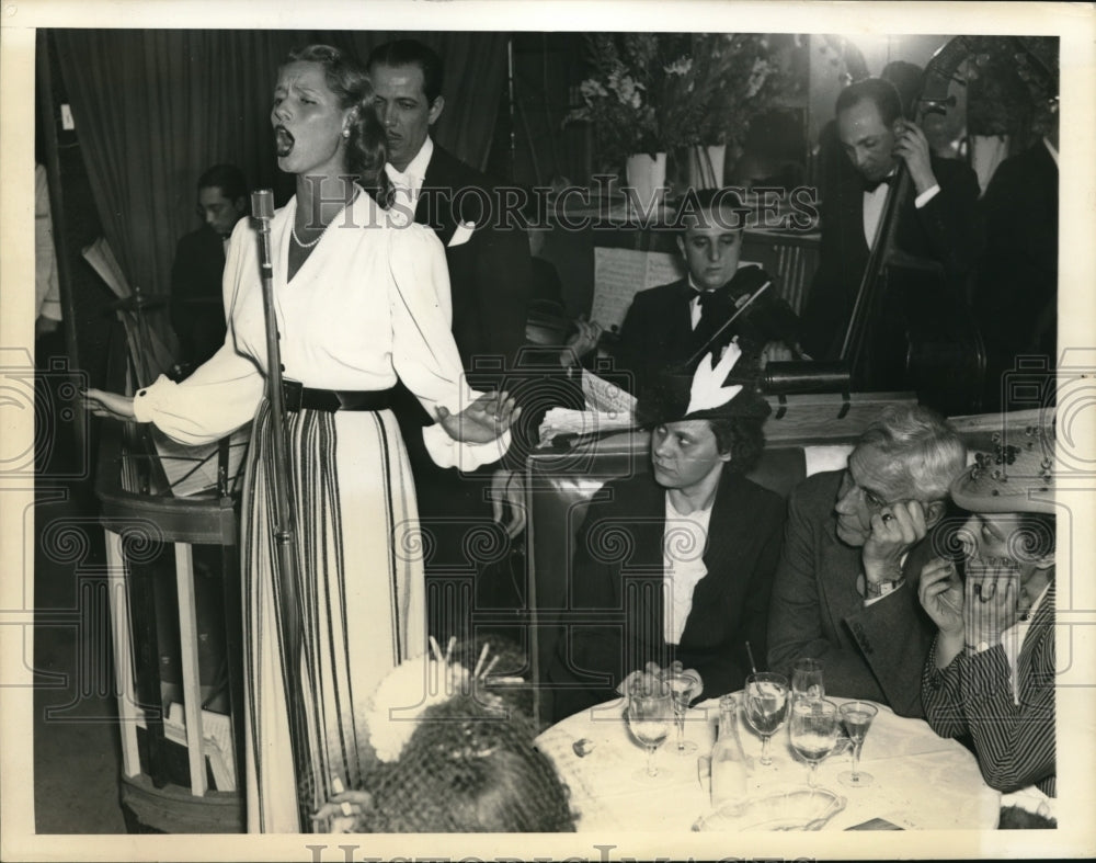 1940 Press Photo Female singer captivates audience with powerful performance - Historic Images