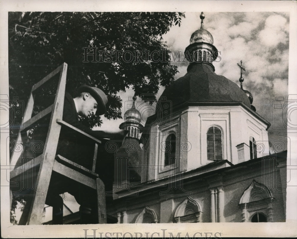 1935 Press Photo Prof. Conant works on restoration of Sofia Cathedral, Kiev - Historic Images