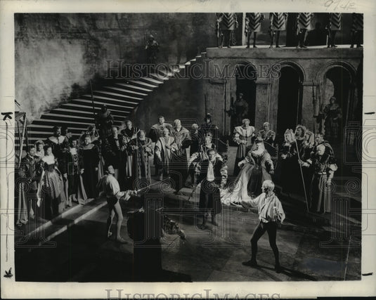 Press Photo Sir Laurence Olivier & Terence Morgan in Movie Version of "Hamlet" - Historic Images