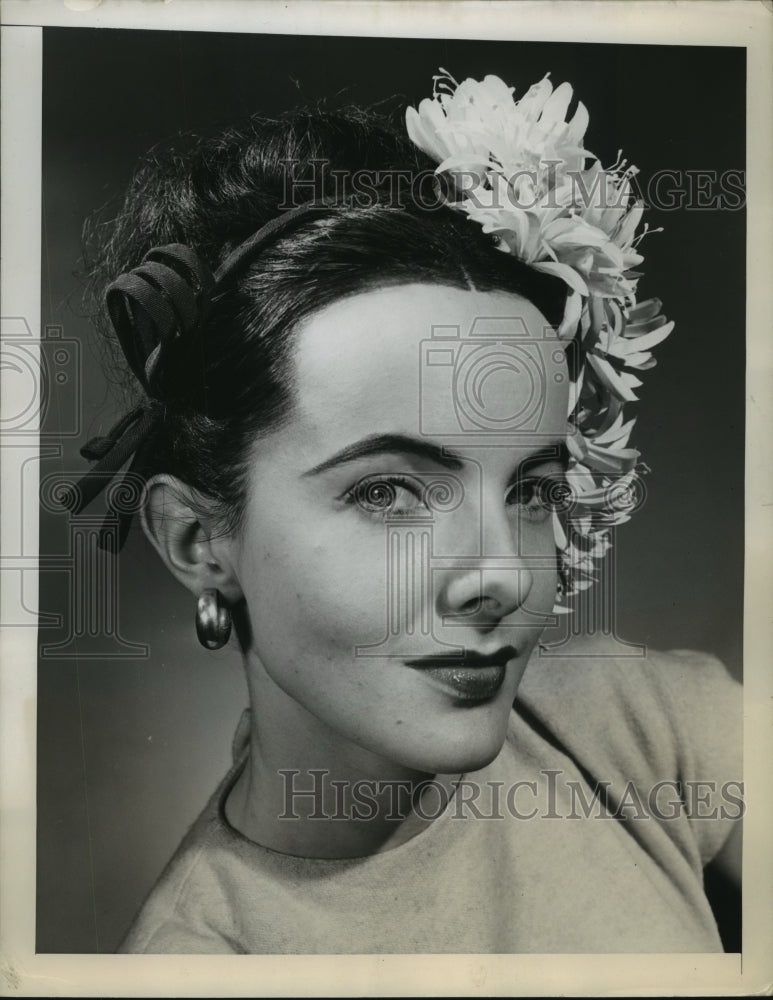 1946 Press Photo Beautiful Woman with Honey Suckle Side Spray Floral Clips - Historic Images