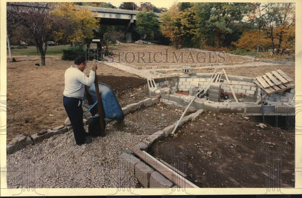 1993 Press Photo Alfred Yagovane at Veterans Memorial Construction in Seymour - Historic Images