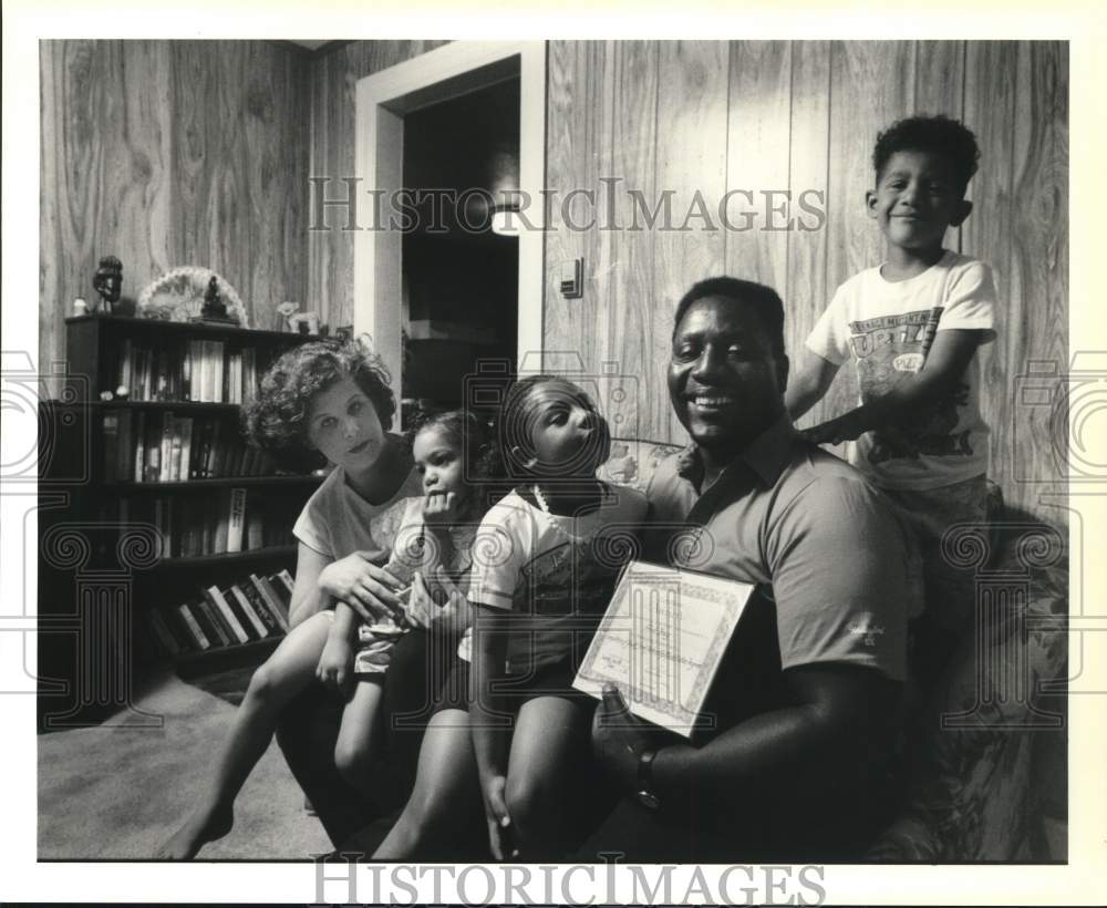 1992 Press Photo Frank Bracy with Wife and Children in Hamden, Connecticut Home - Historic Images