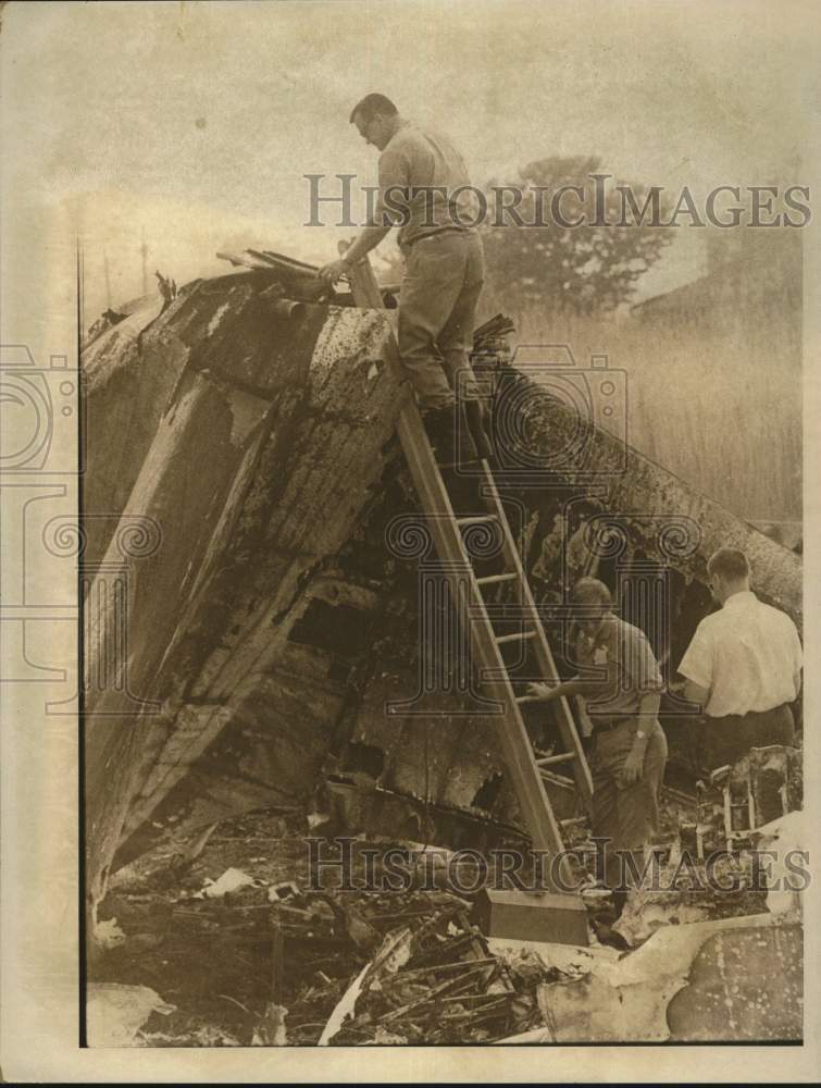 Press Photo Men inspect Allegheny Air Crash - nha09008- Historic Images
