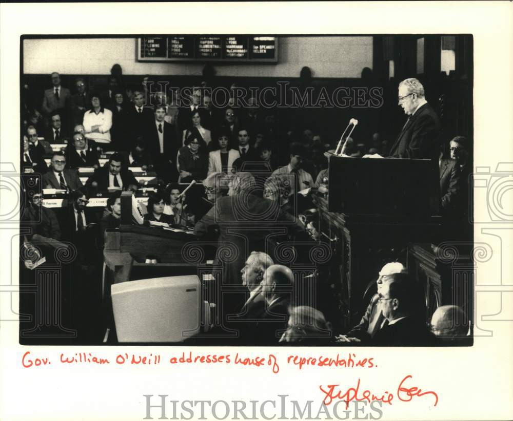 1985 Press Photo Governor William O&#39;Neill addresses House of Representatives - Historic Images