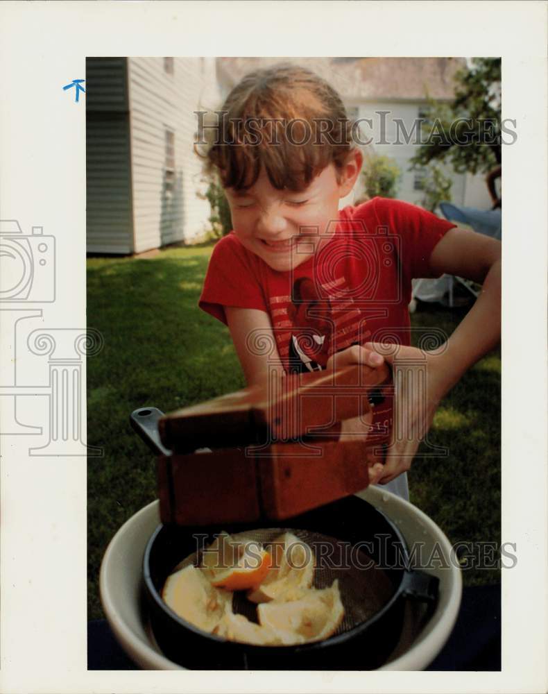 1992 Press Photo Eleanor Conger-Milnes makes Lemonade at Pardee-Morris House - Historic Images