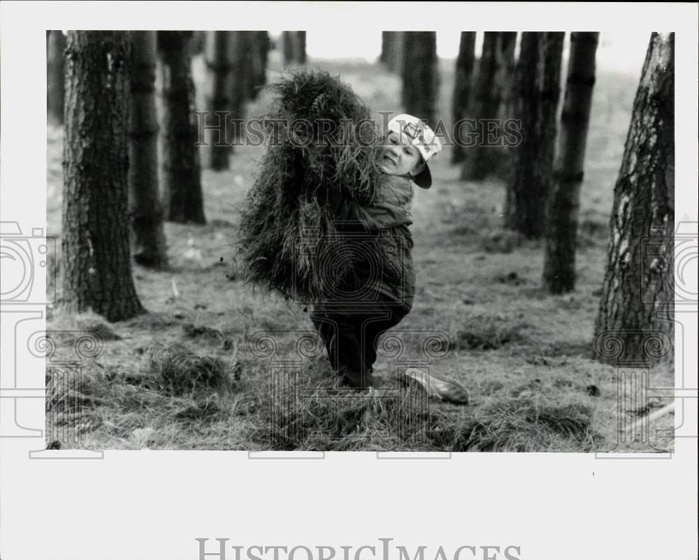 1991 Press Photo Billy Ehlert picks up Pine Needles on Earth Day, Wooster Square - Historic Images