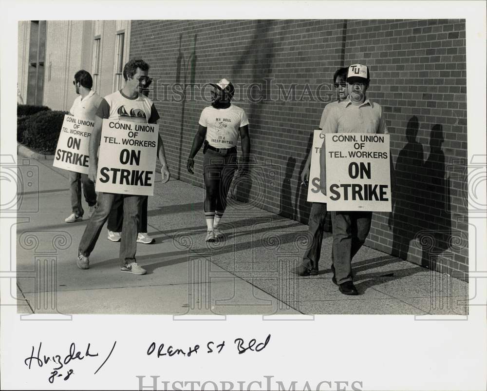 1983 Press Photo SNET Strike Participants on Orange Street, Connecticut - Historic Images