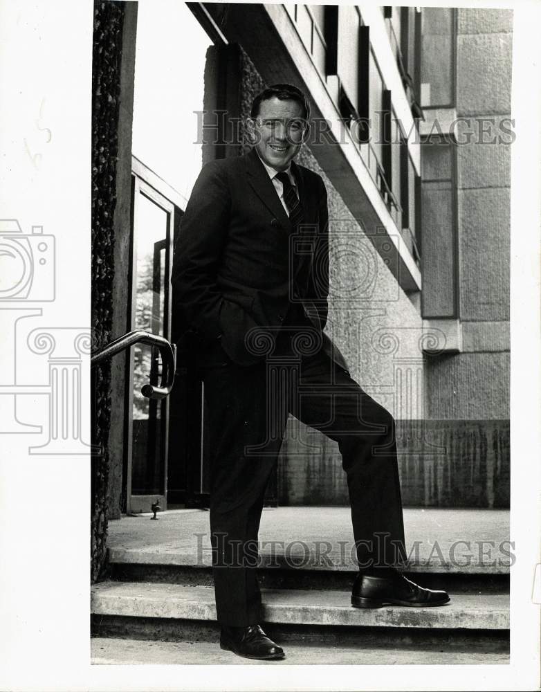 Press Photo Vincent Scully poses outside the building - nha13254 - Historic Images