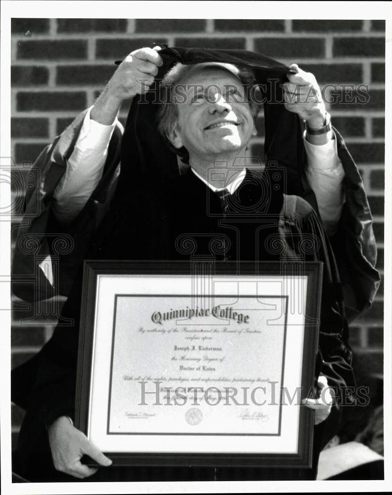 1994 Press Photo Joseph Lieberman receives law degree at Quinnipiac College- Historic Images