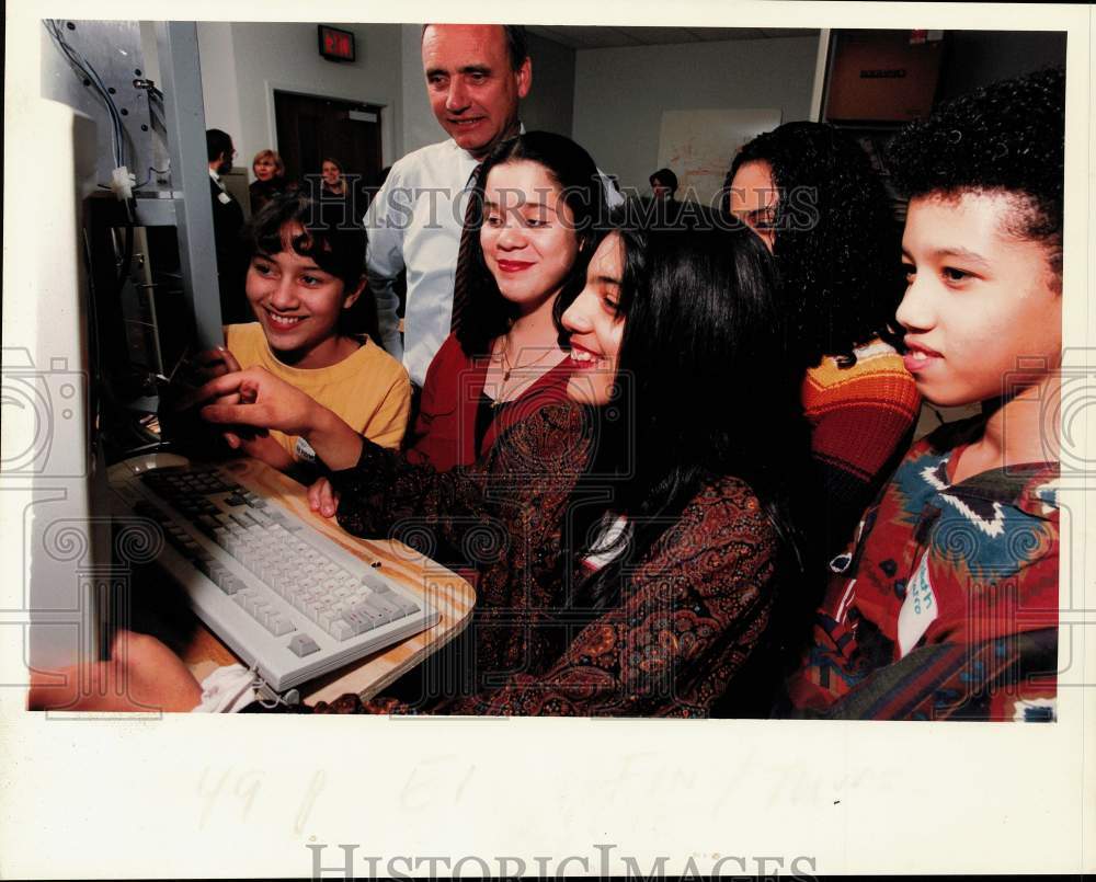 1994 Press Photo Paul Reese of Pitney Bowes with Longfellow School students- Historic Images