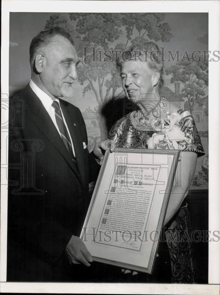 1957 Press Photo Mrs. Franklin D. Roosevelt awarded by Jacob S. Potofsky - Historic Images