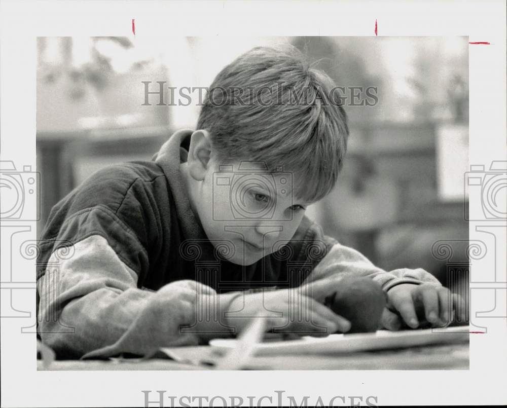 1991 Press Photo Fourth Grade Student with Clay in Class - nht05567 - Historic Images