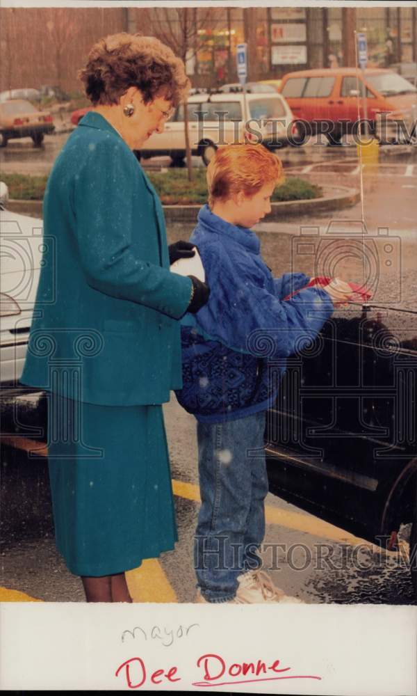 Press Photo Torrington Mayor Dee Donne talks with young man next to car in CT - Historic Images