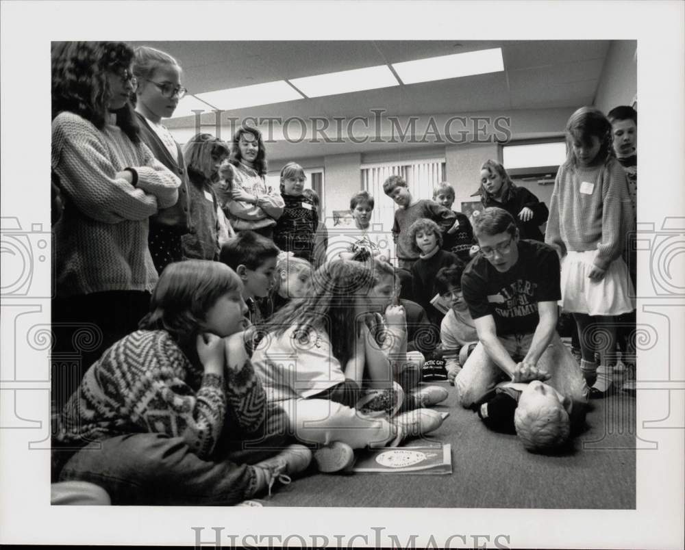 1991 Press Photo Kids Attend First Aid Demonstration, Connecticut - nht06453- Historic Images