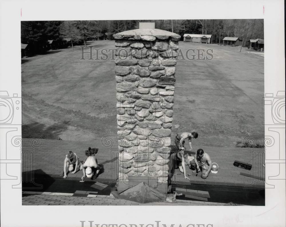 1991 Press Photo Oliver Wolcott Tech School Seniors Put Up Roof at Brodie Park - Historic Images