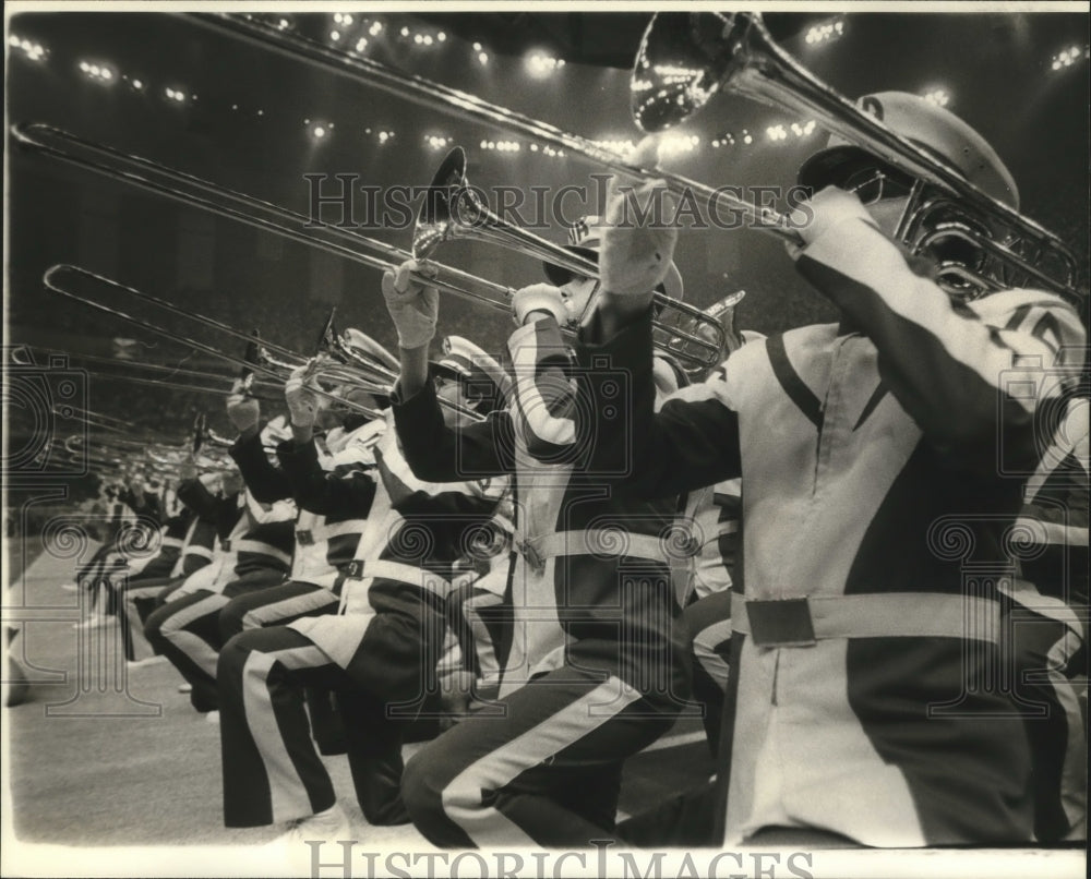 1980 Press Photo Sugar Bowl halftime activities, band plays under the lights - Historic Images