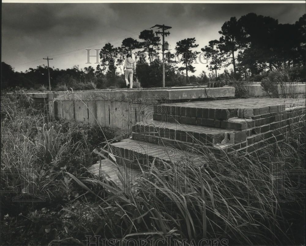 1980 Press Photo Hurricane Camille - Man surveys wreckage from storm. - Historic Images