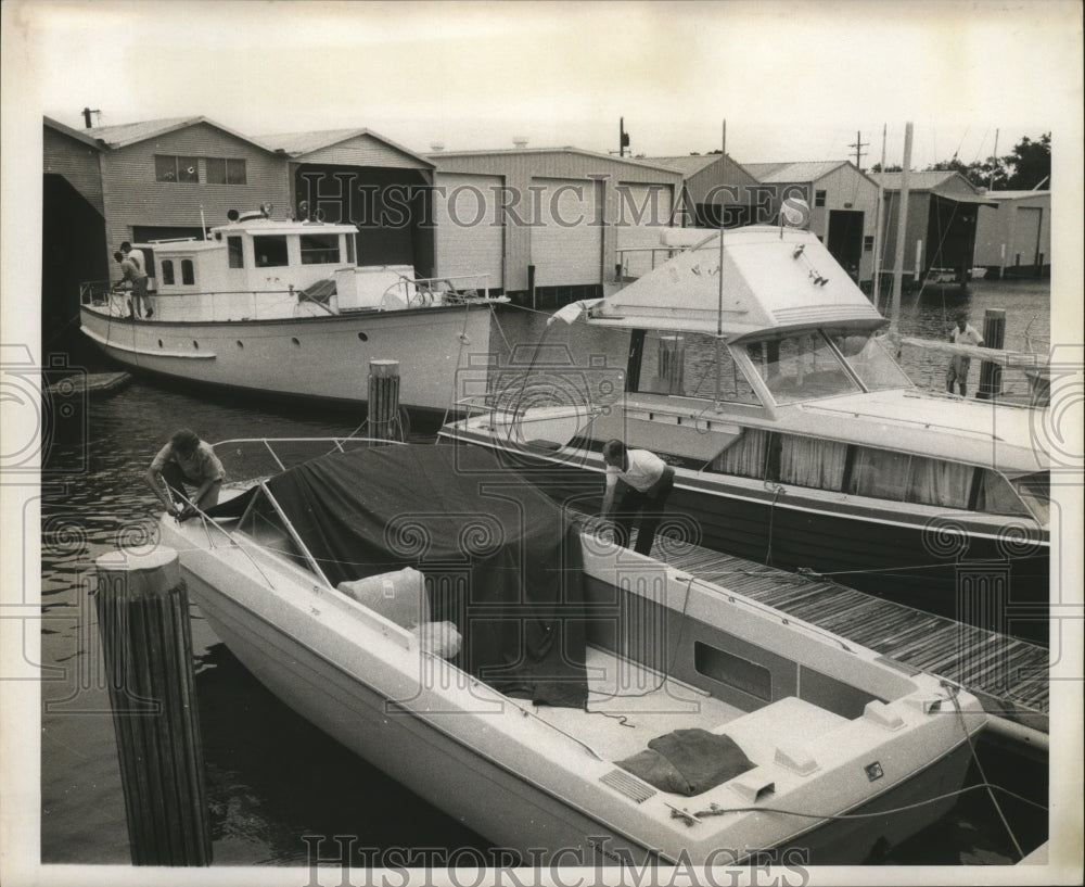 1969 Press Photo Men Secure Boat to Dock, Hurricane Camille - noa00278 - Historic Images