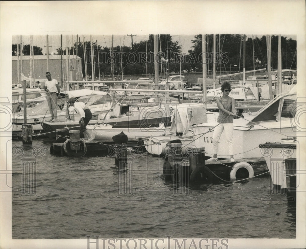 1969 Press Photo People Tying Boats to the Dock, Hurricane Camille - noa00280 - Historic Images