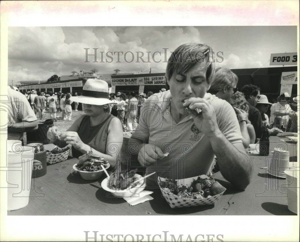 1989 Glenda and Malcolm Coulon Feast on Crawfish at Jazz Festival - Historic Images