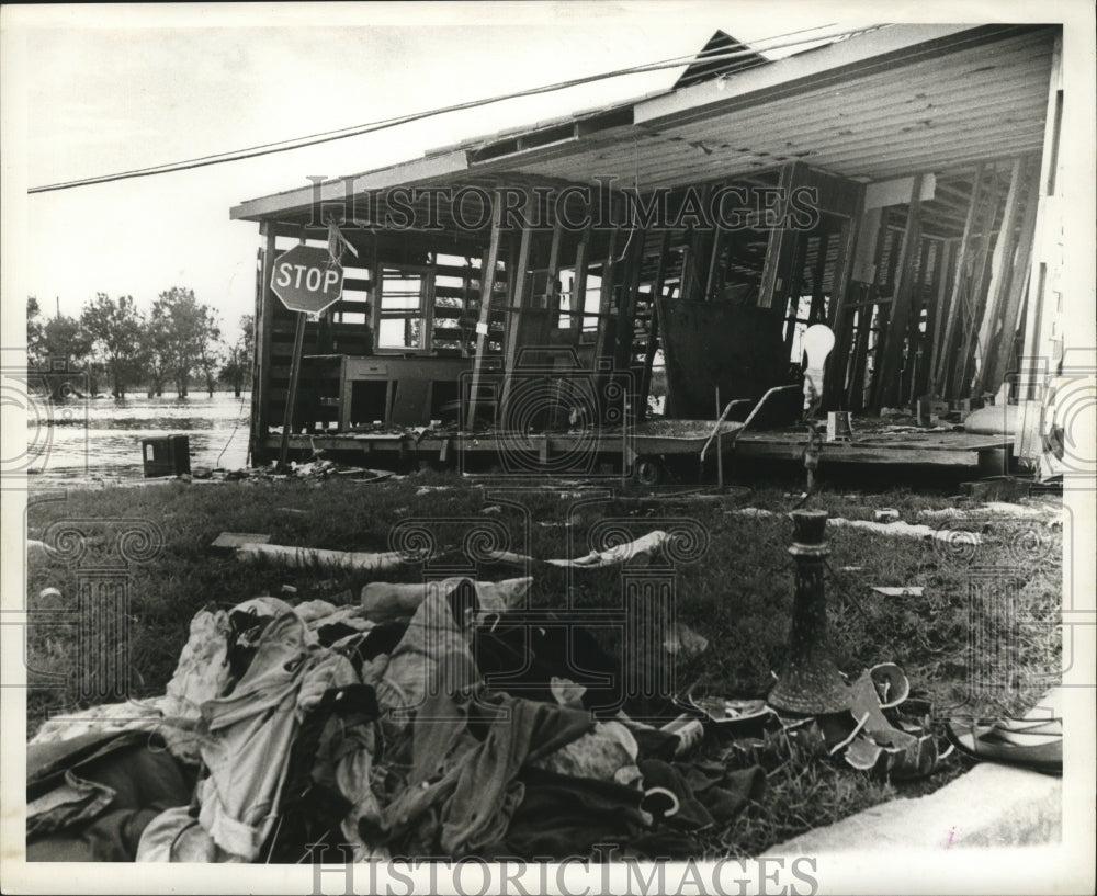 1969 Press Photo House Between Empire and Buras After Hurricane Camille - Historic Images