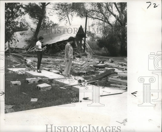 1969 Press Photo Buras Housewife Surveys her Home After Hurricane Camille - Historic Images