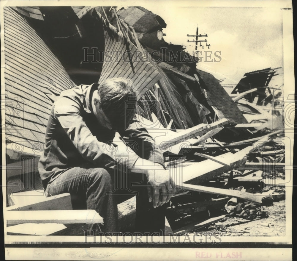 1969 Press Photo Hurricane Camille-Glenn Lacombs' Bowed Head After Seeing Home - Historic Images