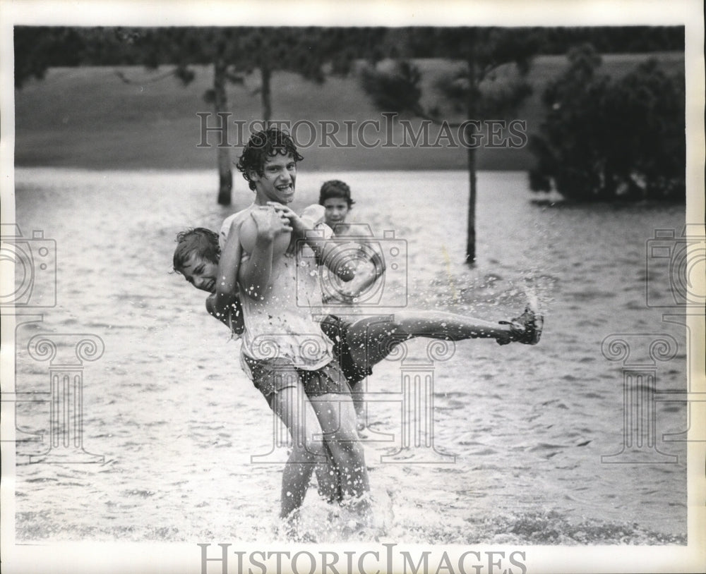 1974 Press Photo Kids have fun on the lake in New Orleans, Louisiana. - Historic Images